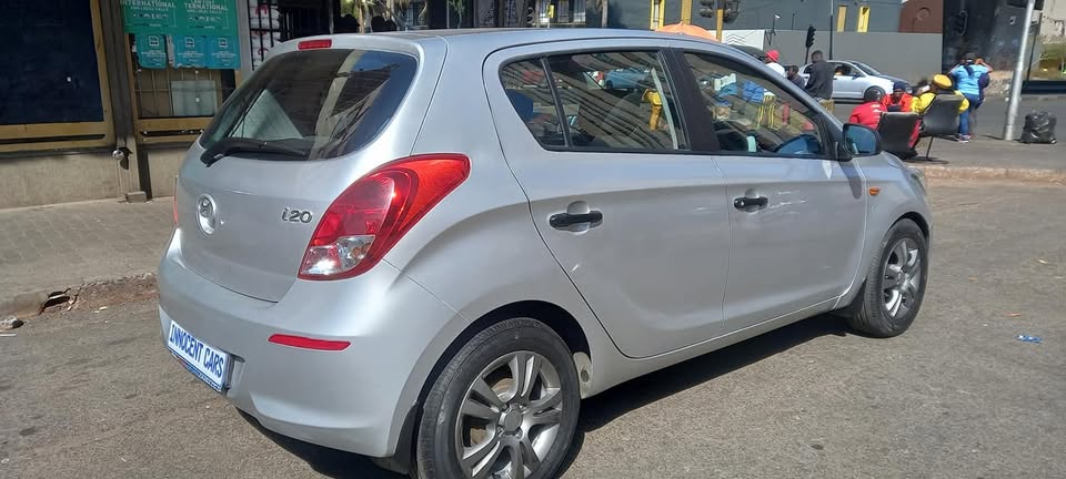 2013 HYUNDAI i20 1.2 MOTION, MANUAL TRANSMISSION, PETROL, SILVER COLOUR,