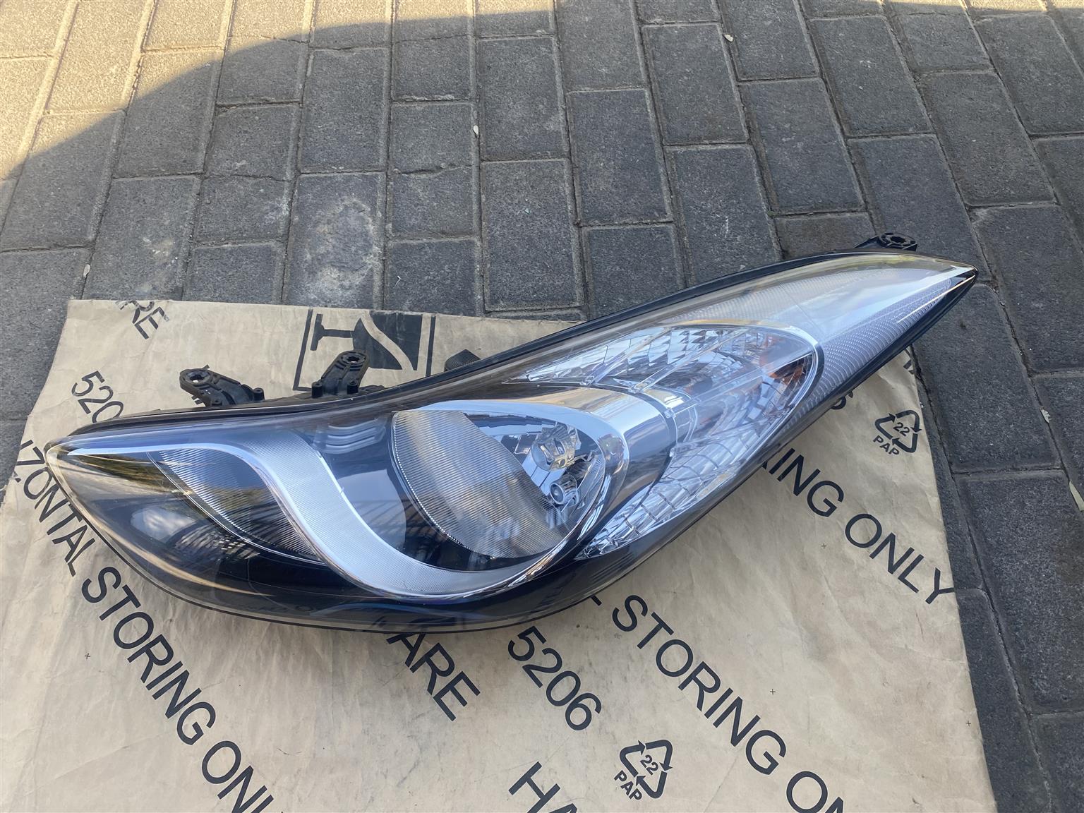 2015 HYUNDAI ELANTRA HEADLIGHT LEFT SIDE FOR SALE. OEM IN PRISTINE CONDITION