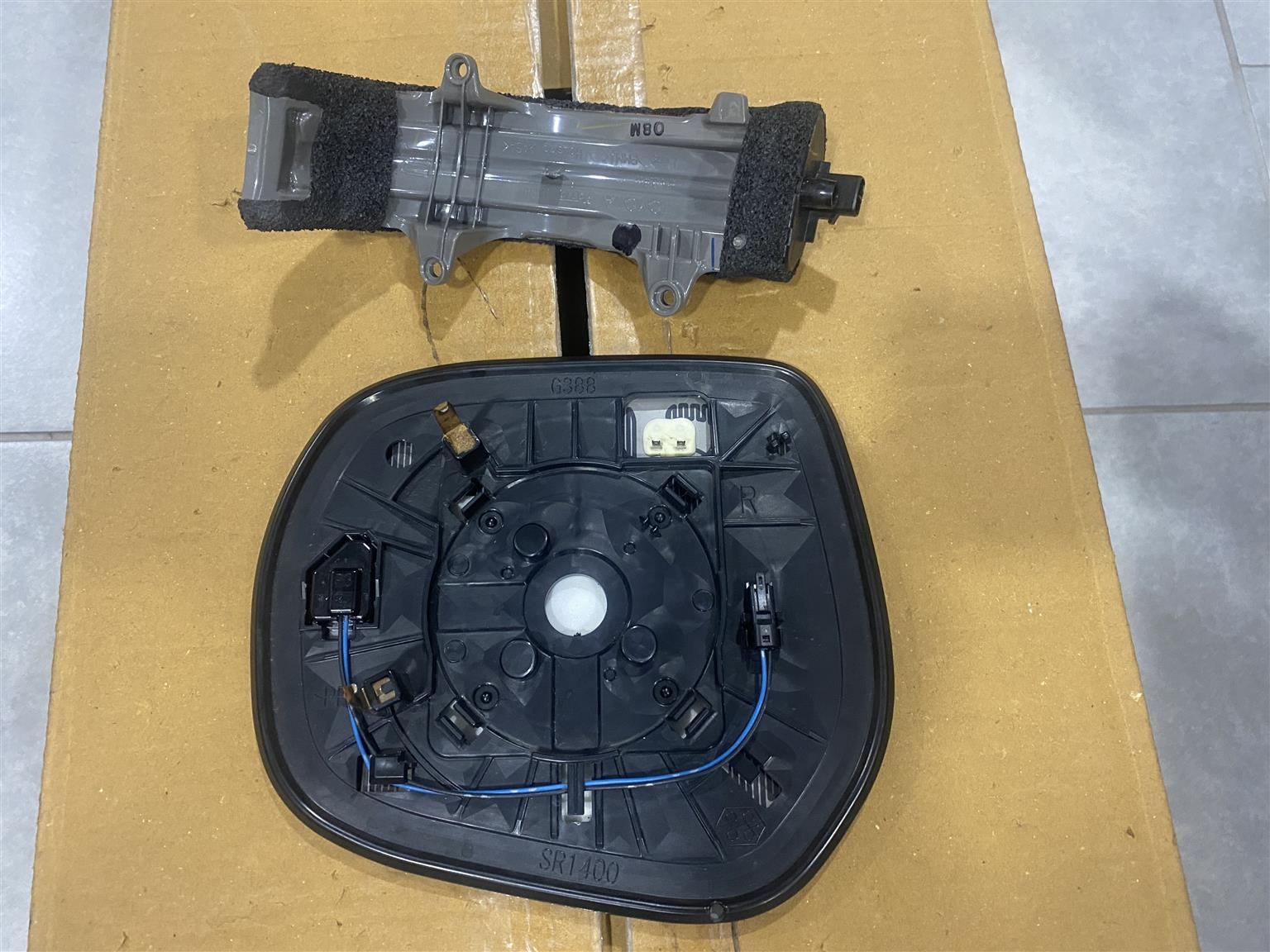 2023 TOYOTA LAND CRUISER PRADO DOOR MIRROR GLASS/INDICATOR LENS FOR SALE. - Private Seller
