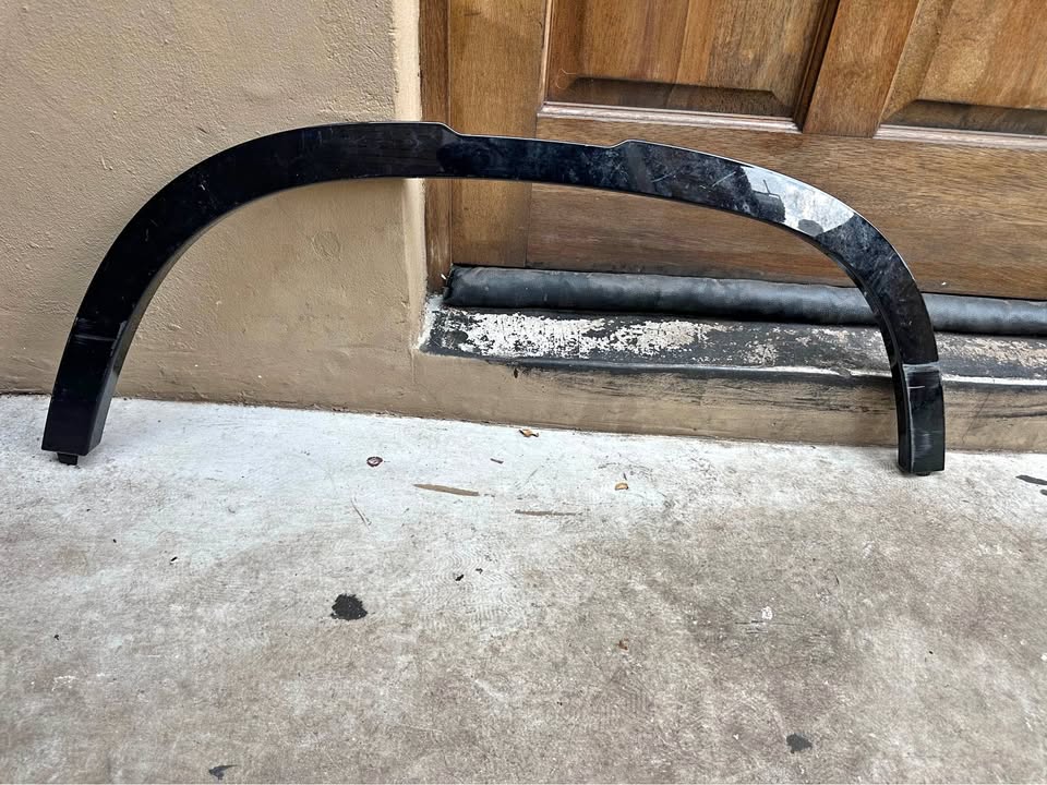 Land Rover defender L633 right front fender wheel arch - Private Seller Land Rover defender L633 right front fender wheel arch - Private Seller
