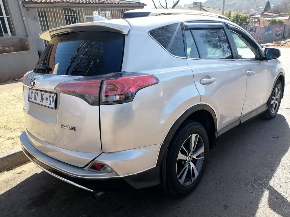 2016 TOYOTA RAV4 2.0 MANUAL TRANSMISSION IN EXCELLENT CONDITION