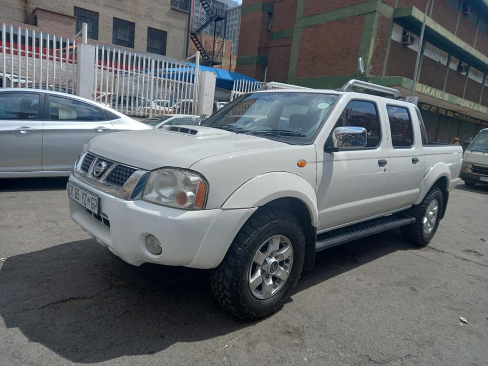 2018 NISSAN NP300 2.5 DIESEL 4X4 MANUAL, WHITE COLOUR, MILEAGE 100,000KM SERVICE BOOK.