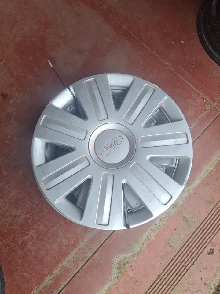 Ford figo original wheel caps aset size 14 - Private Seller Ford figo original wheel caps aset size 14 - Private Seller