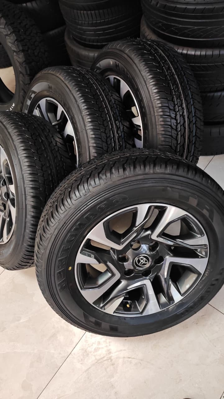 Toyota Fortuner 18''original mags with brand new 265/60/18 Dunlop Grandtrek AT s - Private Seller Toyota Fortuner 18''original mags with brand new 265/60/18 Dunlop Grandtrek AT s - Private Seller