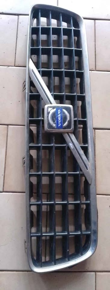 Volvo S40 grille
