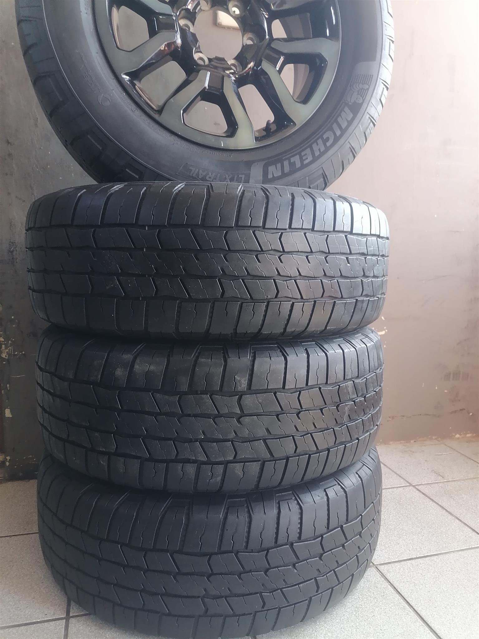 Toyota Hilux 18inch Mag Rims (WITH USED TYRES)