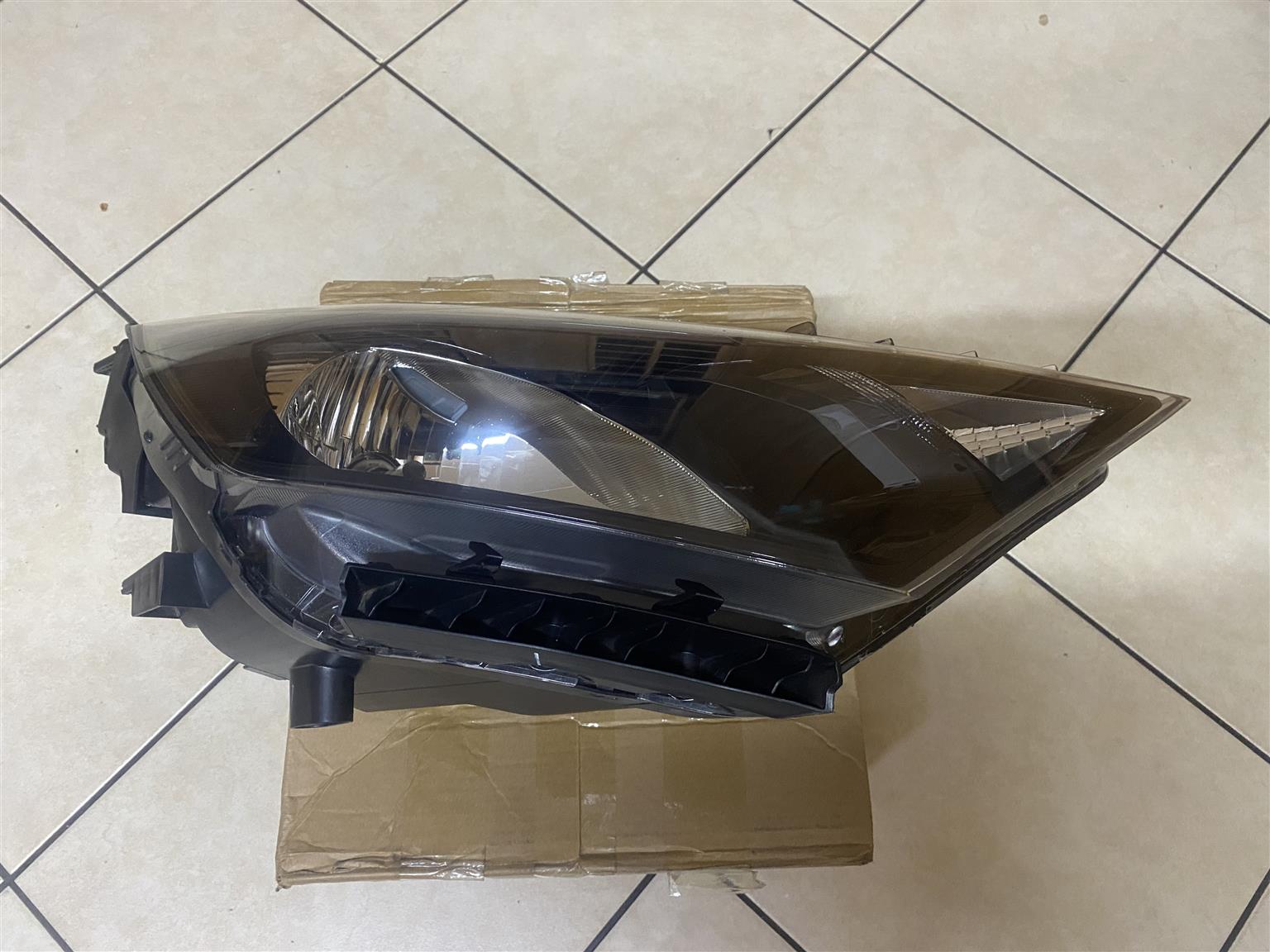2025 HYUNDAI I20 HEADLIGHT RIGHT SIDE FOR SALE. IN PRISTINE CONDITION - Private Seller