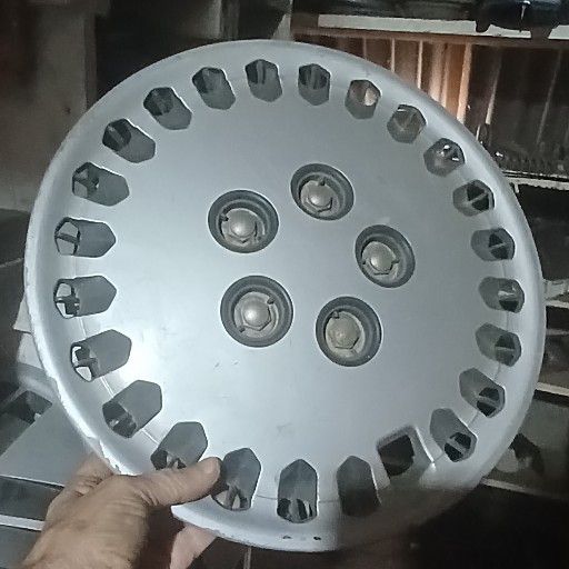 Cressida, wheel cap - Private Seller Cressida, wheel cap - Private Seller