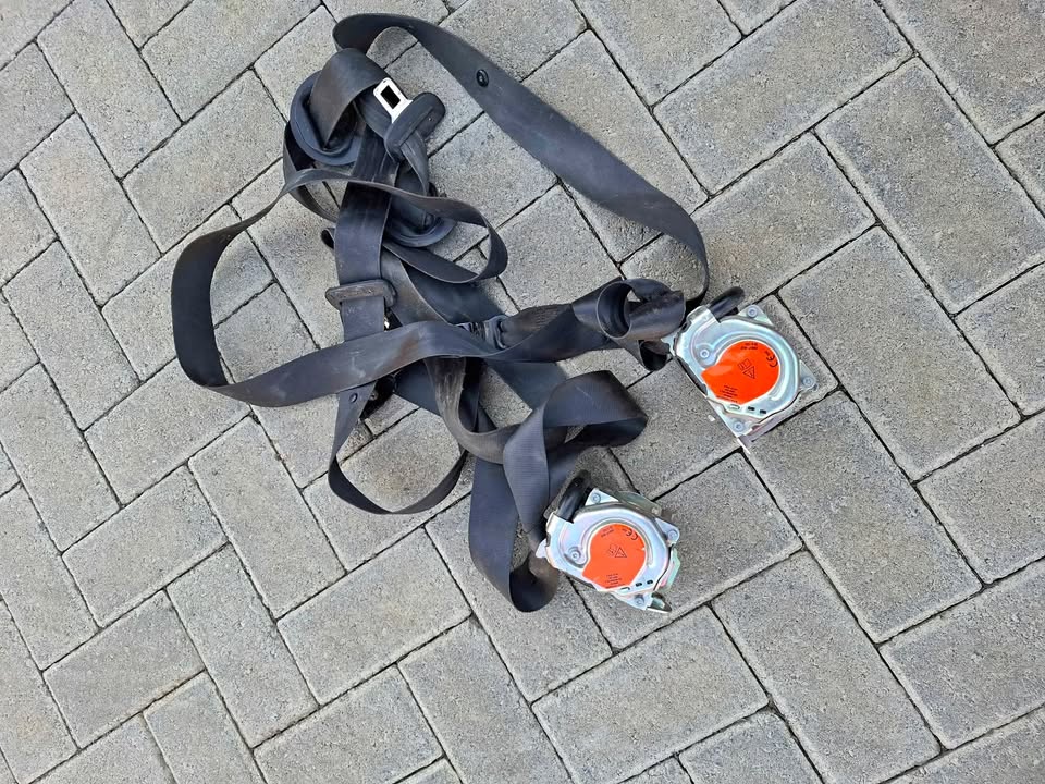 VV Polo seat belts