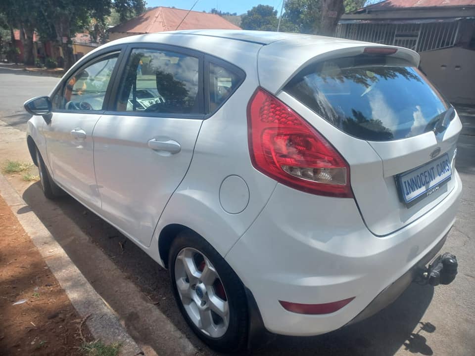 2010 FORD FIESTA 1.6 PETROL, MANUAL, WHITE COLOR, MILEAGE 98000KMS