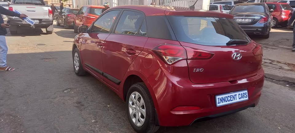 2017 HYUNDAI i20 1.2 MOTION, MANUAL, MAROON COLOUR, 72000KM. LEATHER SEATS