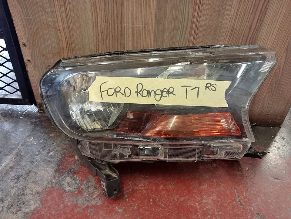 FORD RANGER T7 HEADLIGHT - Private Seller FORD RANGER T7 HEADLIGHT - Private Seller