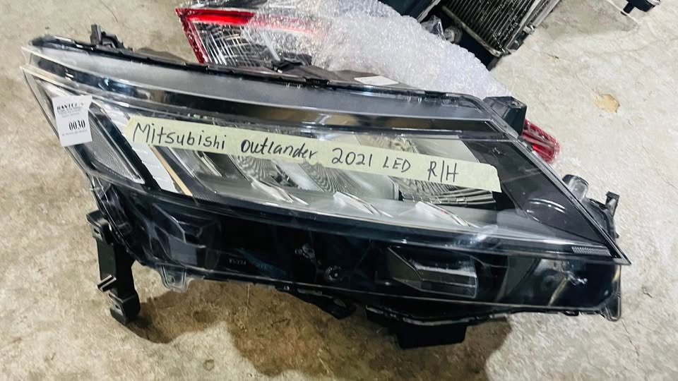 Mitsubishi Outlander headlight 2021 - Private Seller Mitsubishi Outlander headlight 2021 - Private Seller