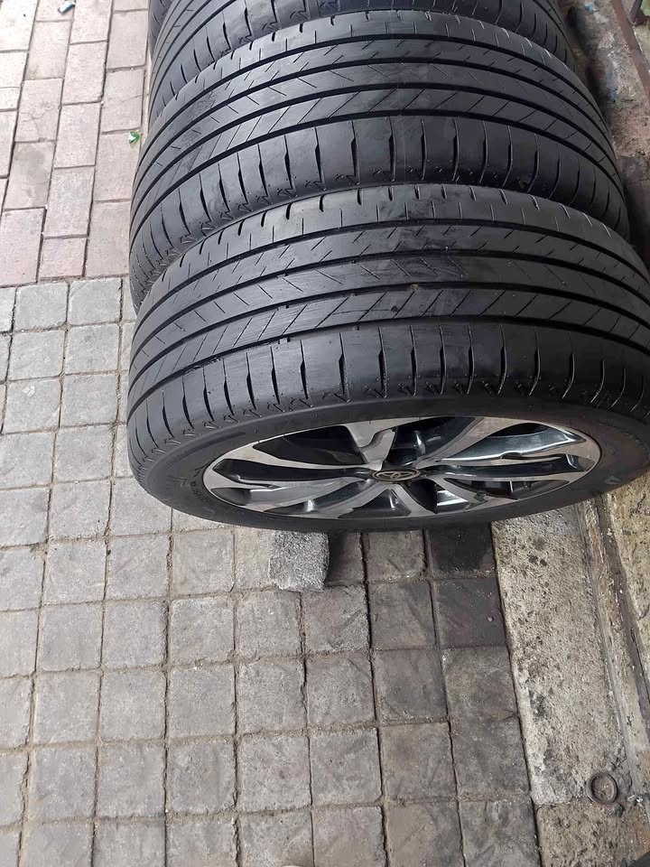 A set of 18inch rims and tyre's for Toyota Cross - Private Seller A set of 18inch rims and tyre's for Toyota Cross - Private Seller