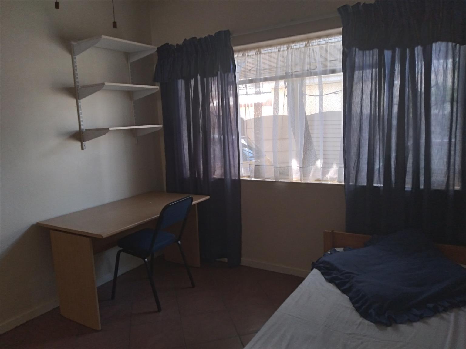 Room in commune available in Queenswood