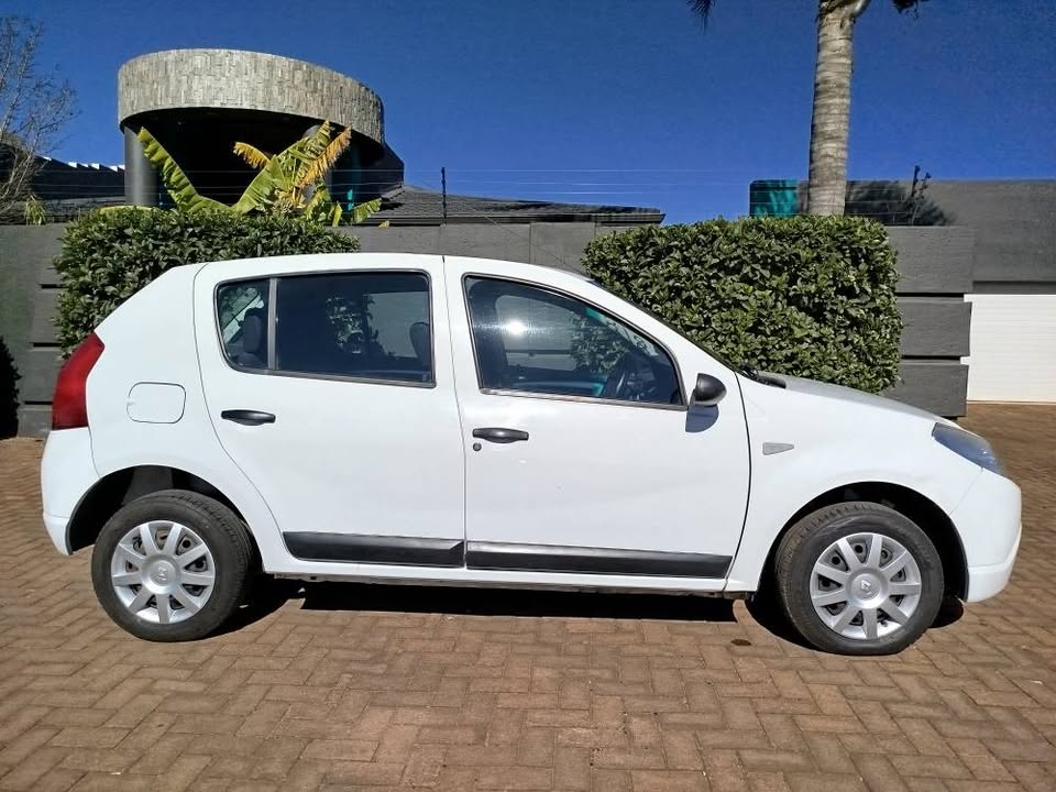 Call Haroon on 2011 Renault sandero 1.6