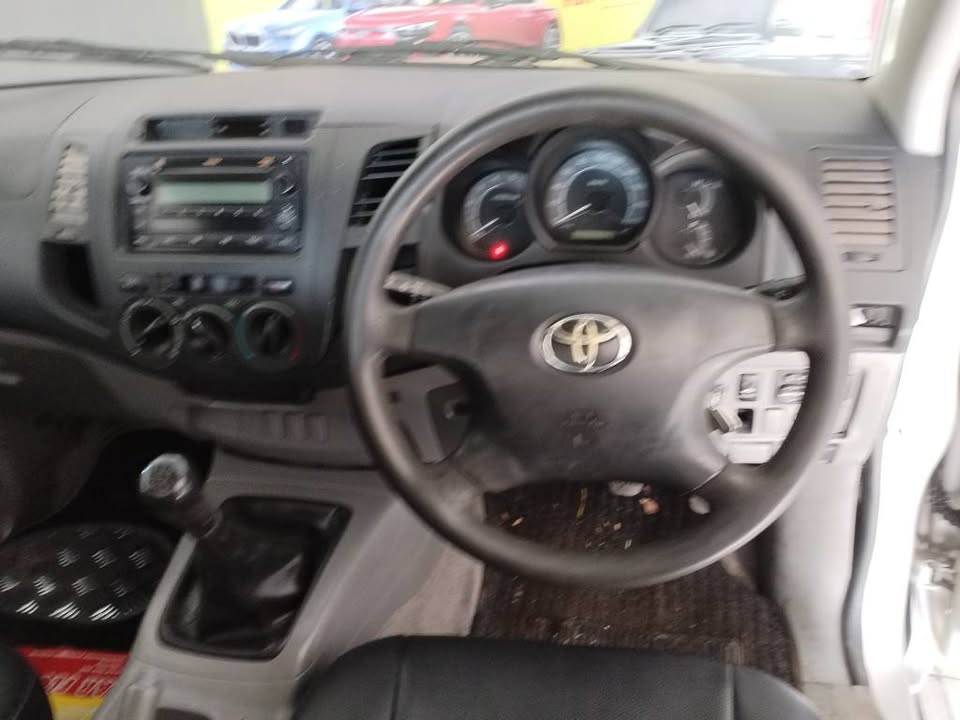 2011 TOYOTA HILUX 2.5D4D RAIDER SINGLE CAB MANUAL