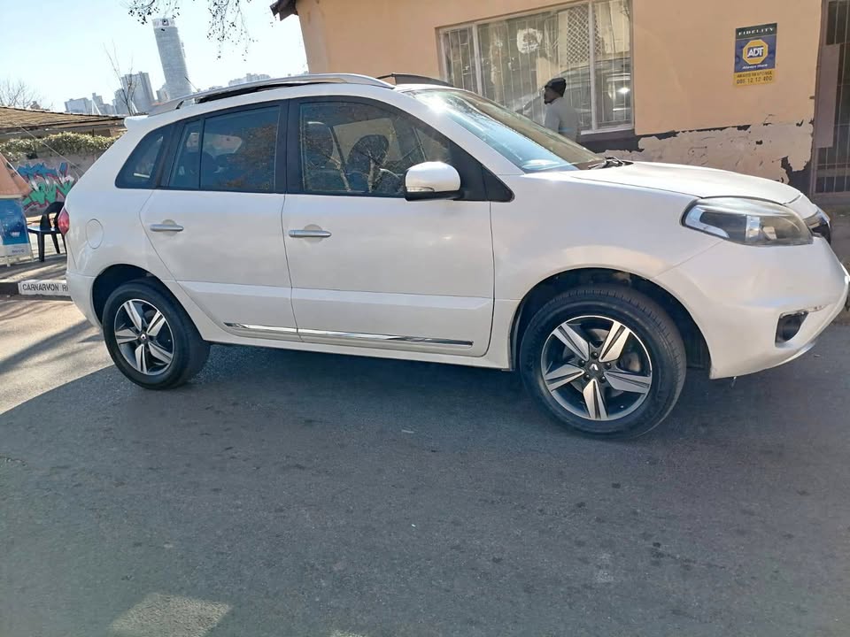 2013 RENAULT KOLEOS 2.2 AUTOMATIC TRANSMISSION WITH SUN ROOF, SERVICE BOOK AND SPARE KEYS