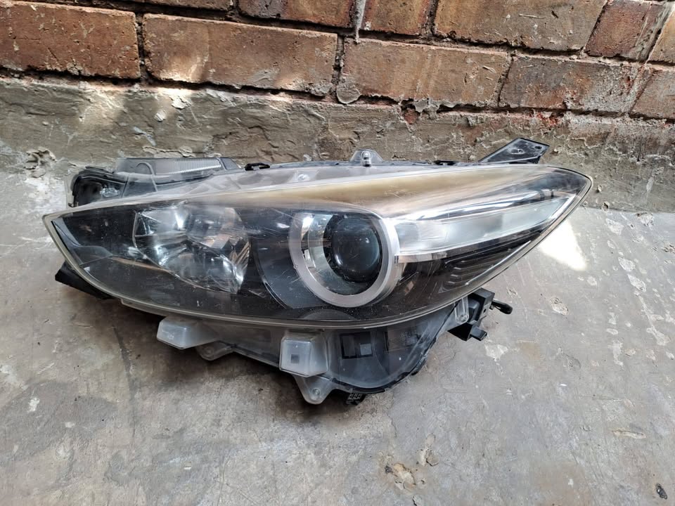 2014-2016 Mazda CX5 Head light left Side. - Private Seller 2014-2016 Mazda CX5 Head light left Side. - Private Seller