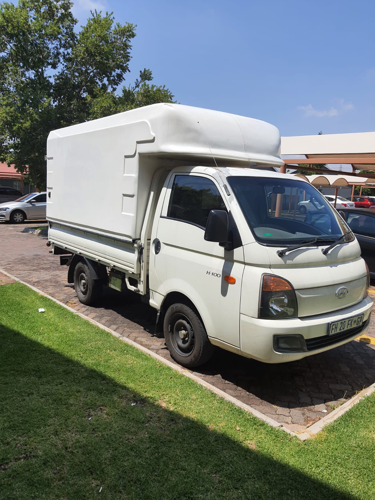 BAKKIE FOR HIRE WITH CLOSED CONOPY