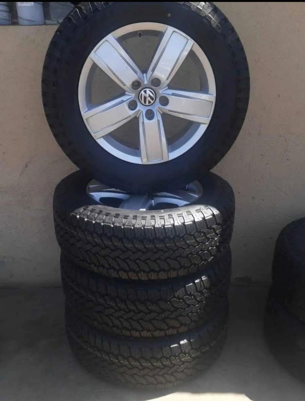 18inch VW Amarok OEM mags with brand new 255/60/18 General Grabber AT3 set - Private Seller