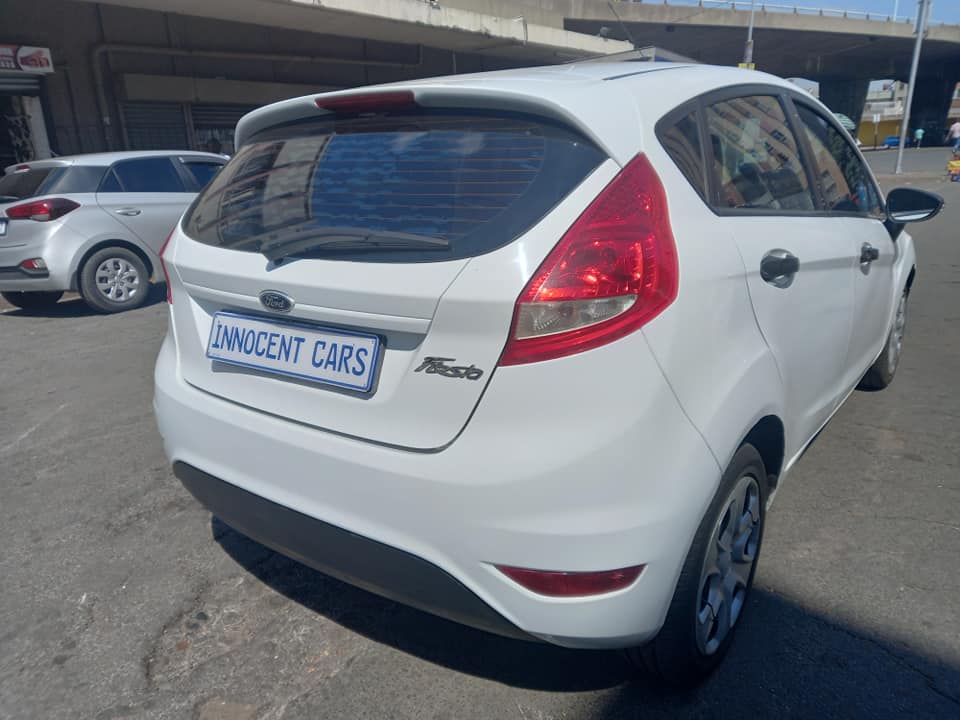2012 FORD FIESTA 1.4 PETROL HATCHBACK, MANUAL TRANSMISSION, WHITE COLOUR, MILEAGE 86000KM