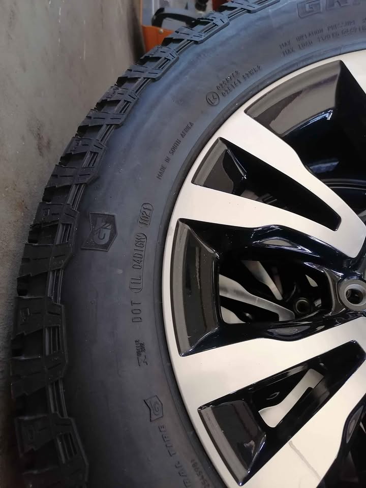 Isuzu 18 Black n Silver WITH NEW TYRES) - Private Seller
