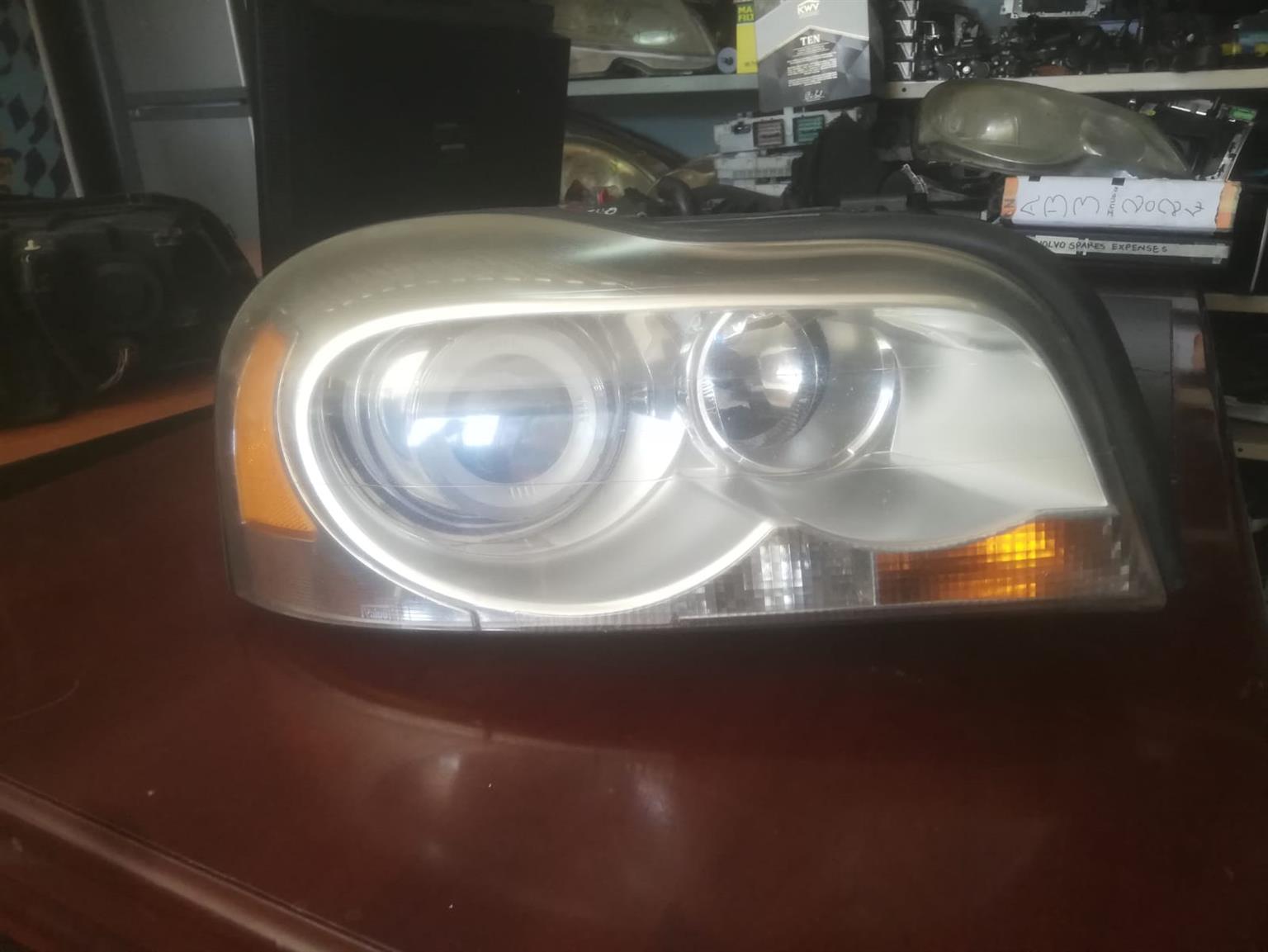 VOLVO S80 2010 LEFT AND RIGHT HEADLIGHTS FOR SALE (DELIVERY AVAILABLE) - Private Seller VOLVO S80 2010 LEFT AND RIGHT HEADLIGHTS FOR SALE (DELIVERY AVAILABLE) - Private Seller