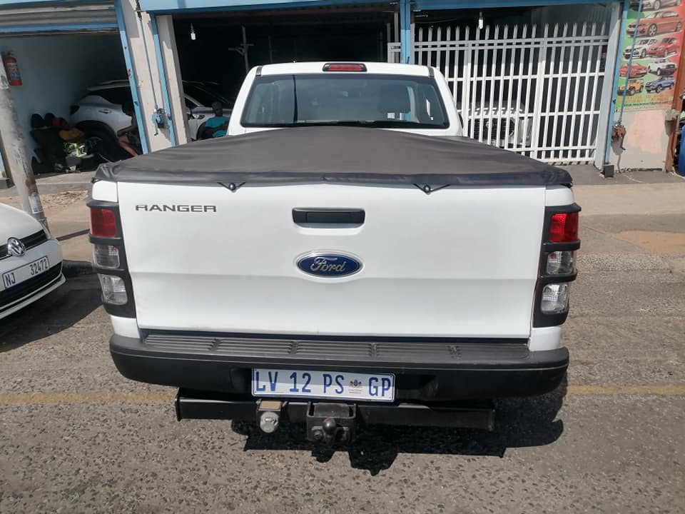 2014 Ford Ranger 2.2 6Speed Club Cab with a Nice interior seat