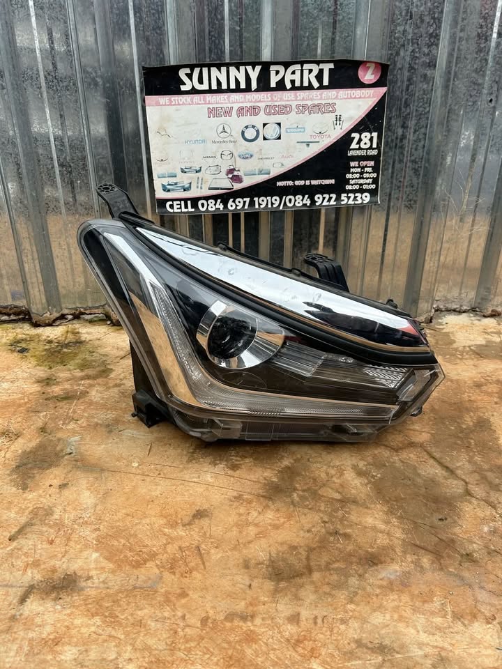 Isuzu D-Max X-rider Headlight - Private Seller Isuzu D-Max X-rider Headlight - Private Seller