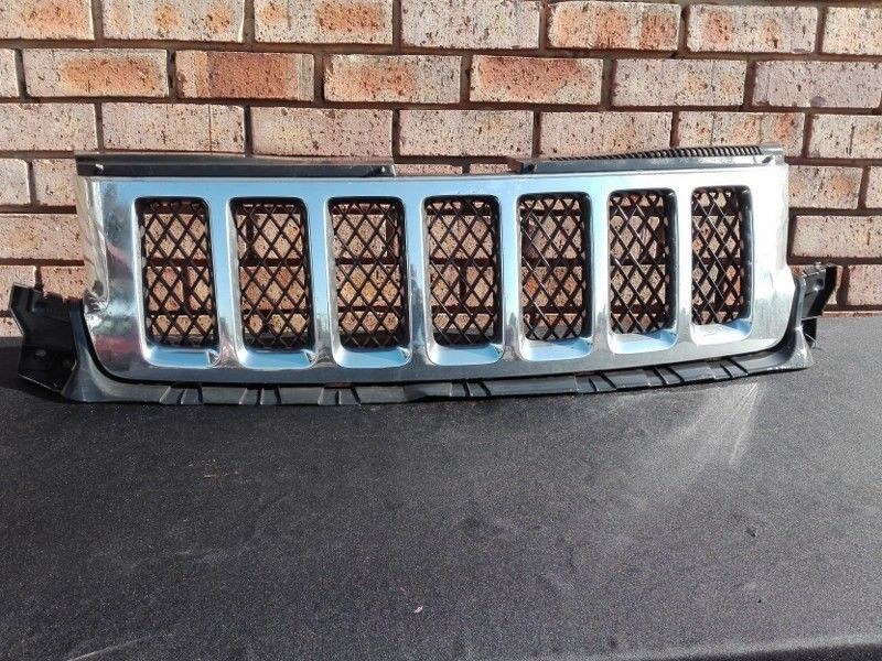 Jeep Grand Cherokee Main Grill - Private Seller Jeep Grand Cherokee Main Grill - Private Seller