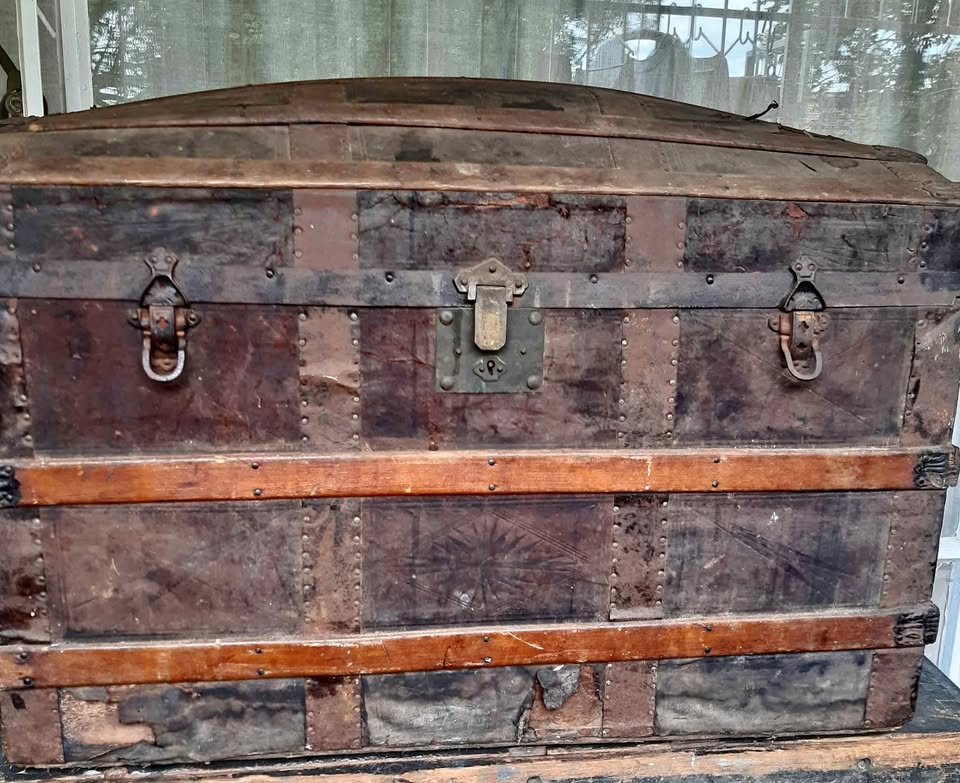 Late 1800s humpback trunk. Late 1800s humpback trunk.