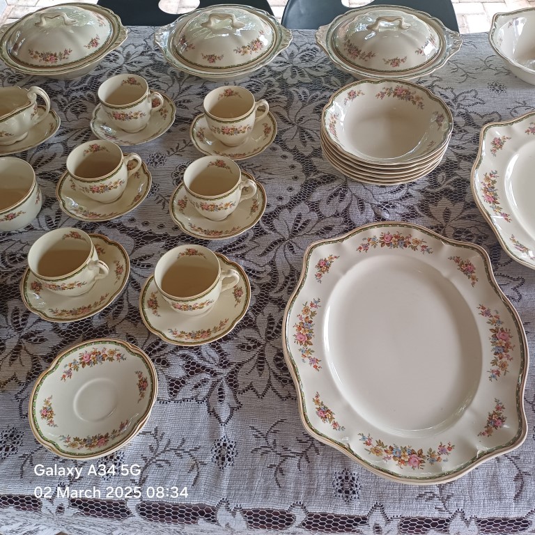 JOHNSON BROS 44 PIECE STUNNING VINTAGE SET