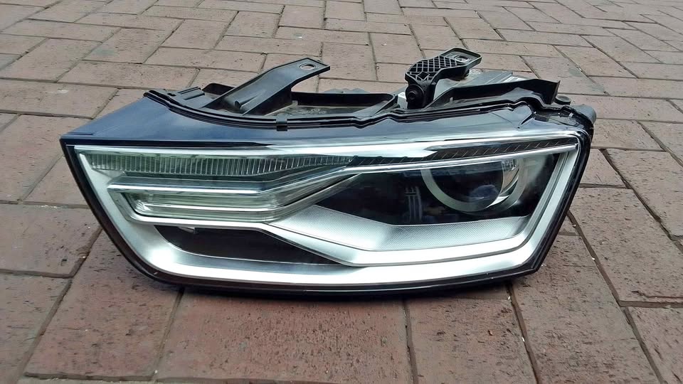Audi Q3 headlight 2017 - Private Seller Audi Q3 headlight 2017 - Private Seller