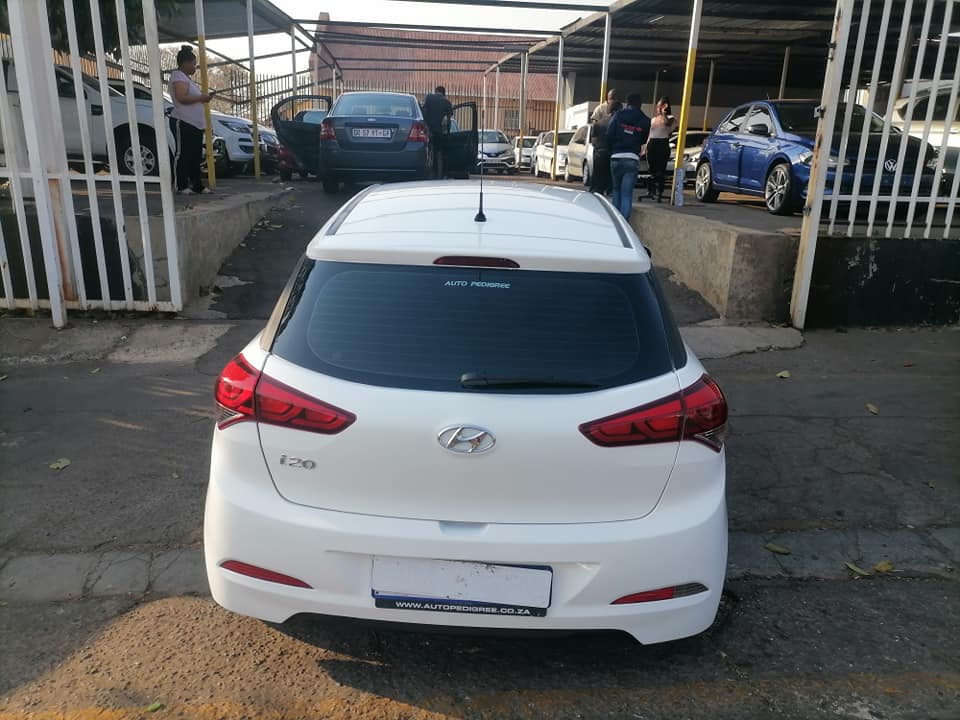 2015 Hyundai i20 1.2 Fluid interior design