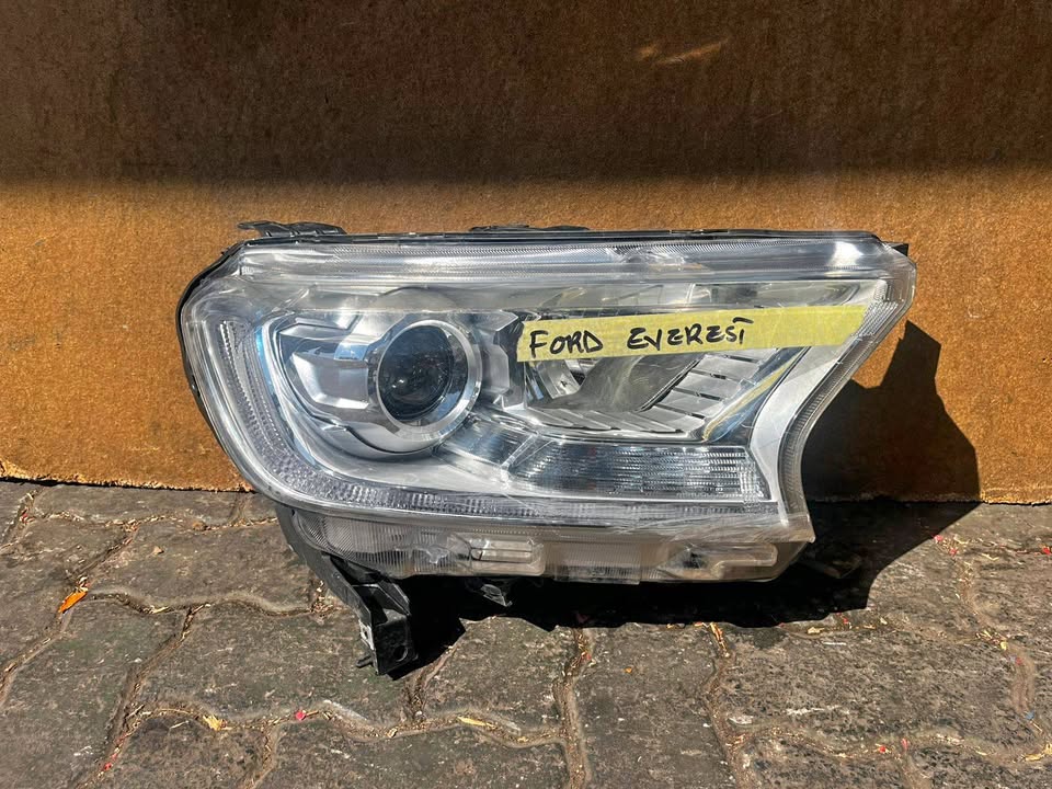 Ford Everest Headlight - Private Seller Ford Everest Headlight - Private Seller