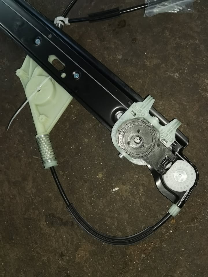 BMW E81/E82/E88 CONVERTIBLE COUPE WINDOW MECHANISMS NEW - Private Seller BMW E81/E82/E88 CONVERTIBLE COUPE WINDOW MECHANISMS NEW - Private Seller
