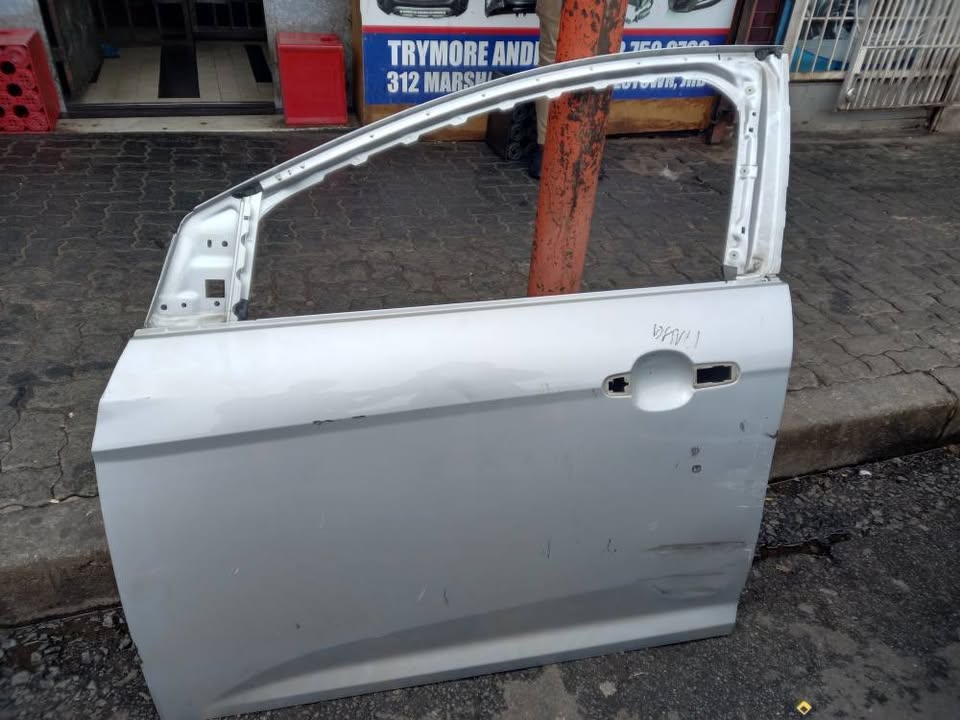 2011 - 2018 FORD FOCUS FRONT LEFT DOOR - Private Seller 2011 - 2018 FORD FOCUS FRONT LEFT DOOR - Private Seller