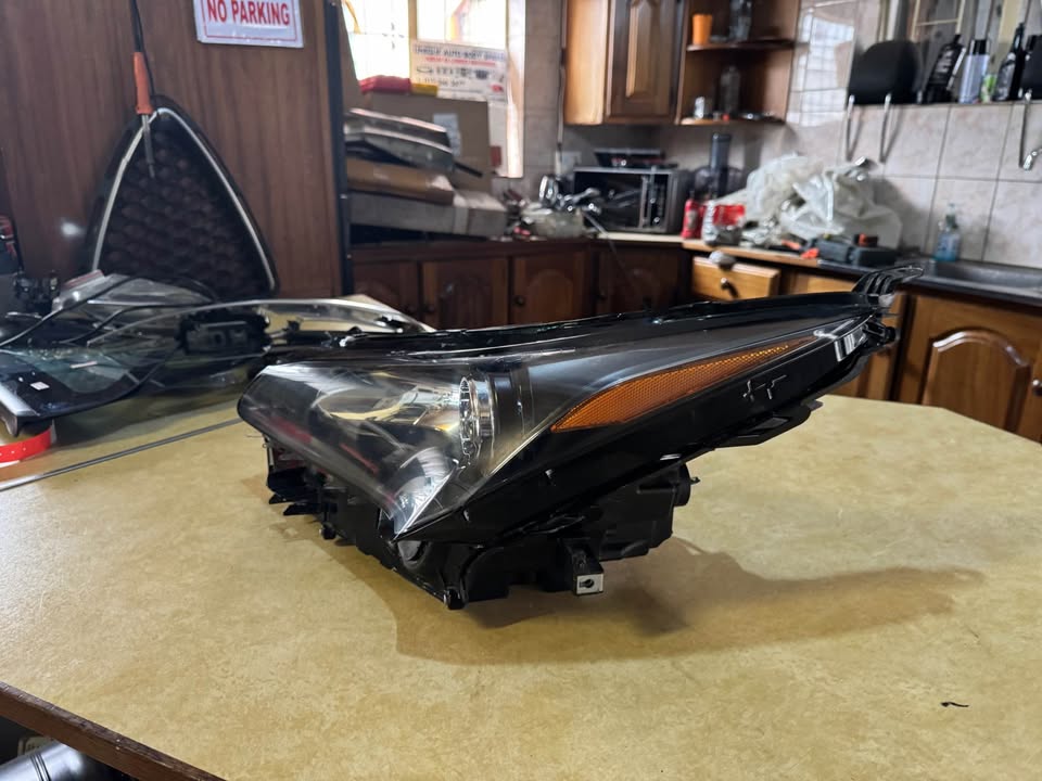 Lexus NX Left Headlight - Private Seller Lexus NX Left Headlight - Private Seller