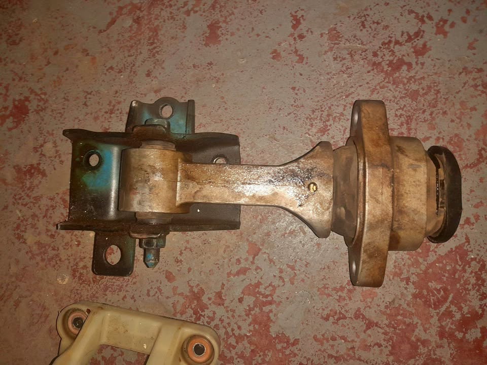 KIA RIO GEARBOX MOUNTAIN AVAILABLE - Private Seller KIA RIO GEARBOX MOUNTAIN AVAILABLE - Private Seller