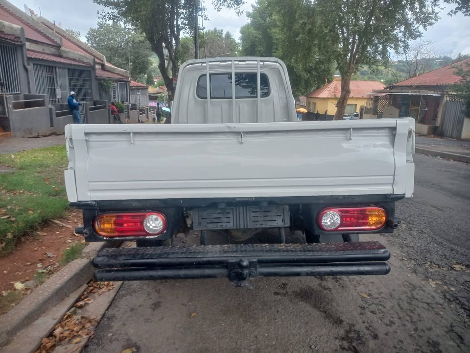 Hyundai H100 Bakkie 2.6 Diesel. 2012 Model. White Color, Mileage 105000kms,