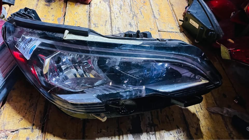Peugeot 3008 headlight - Private Seller