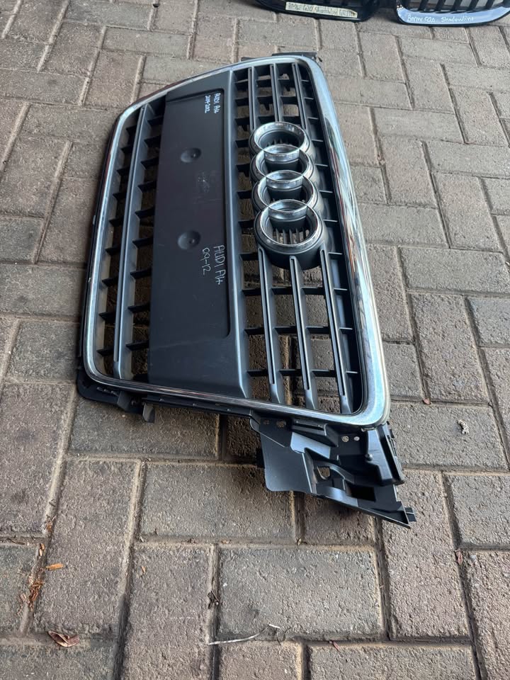 Audi A4 Main Front Bumper Grill - Private Seller Audi A4 Main Front Bumper Grill - Private Seller