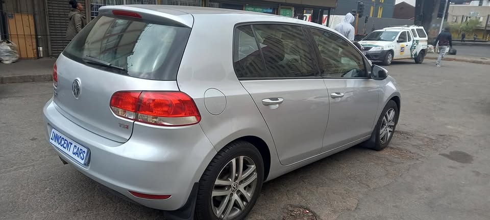 2013 VW GOLF 6 TSI 1.4 MANUAL TRANSMISSION.. SILVER IN COLOUR.. 85000KM.. PETROL