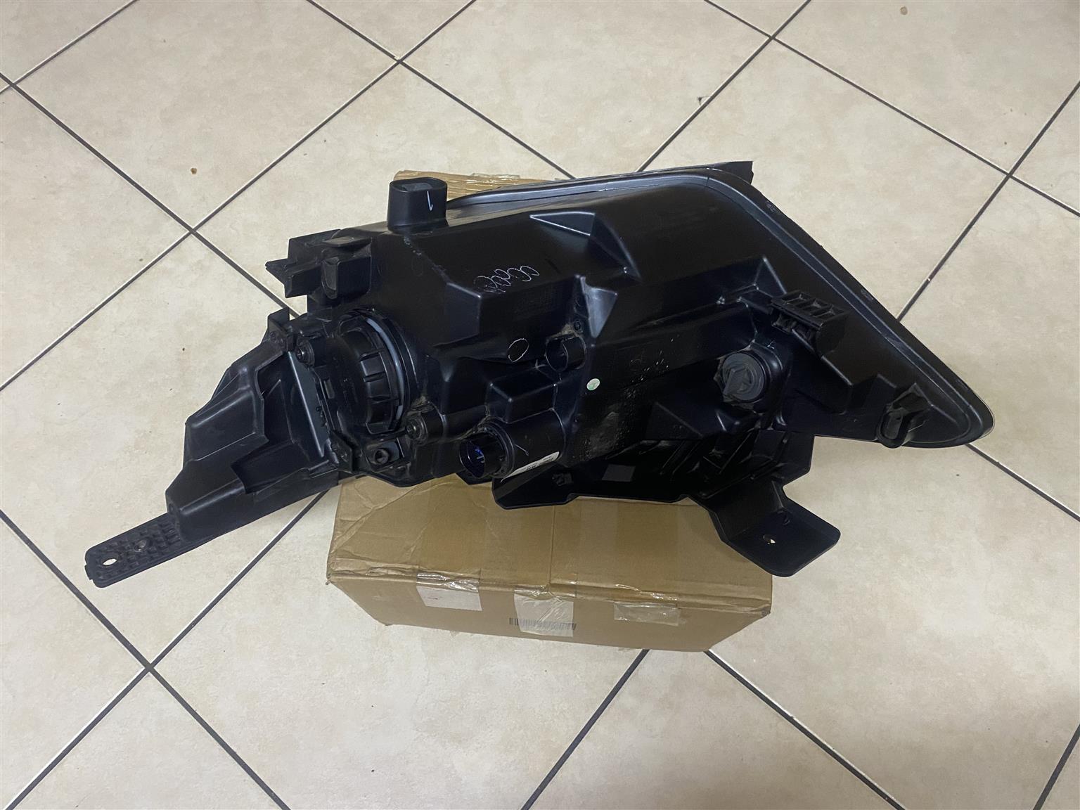 2025 HYUNDAI I20 HEADLIGHT RIGHT SIDE FOR SALE. IN PRISTINE CONDITION - Private Seller