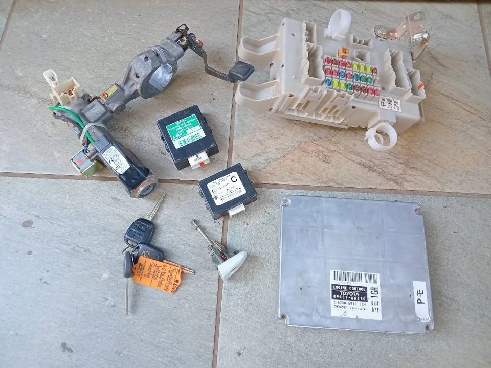2003 Toyota Prado 120 series V6 petrol lock set for sale WhatsApp or cell