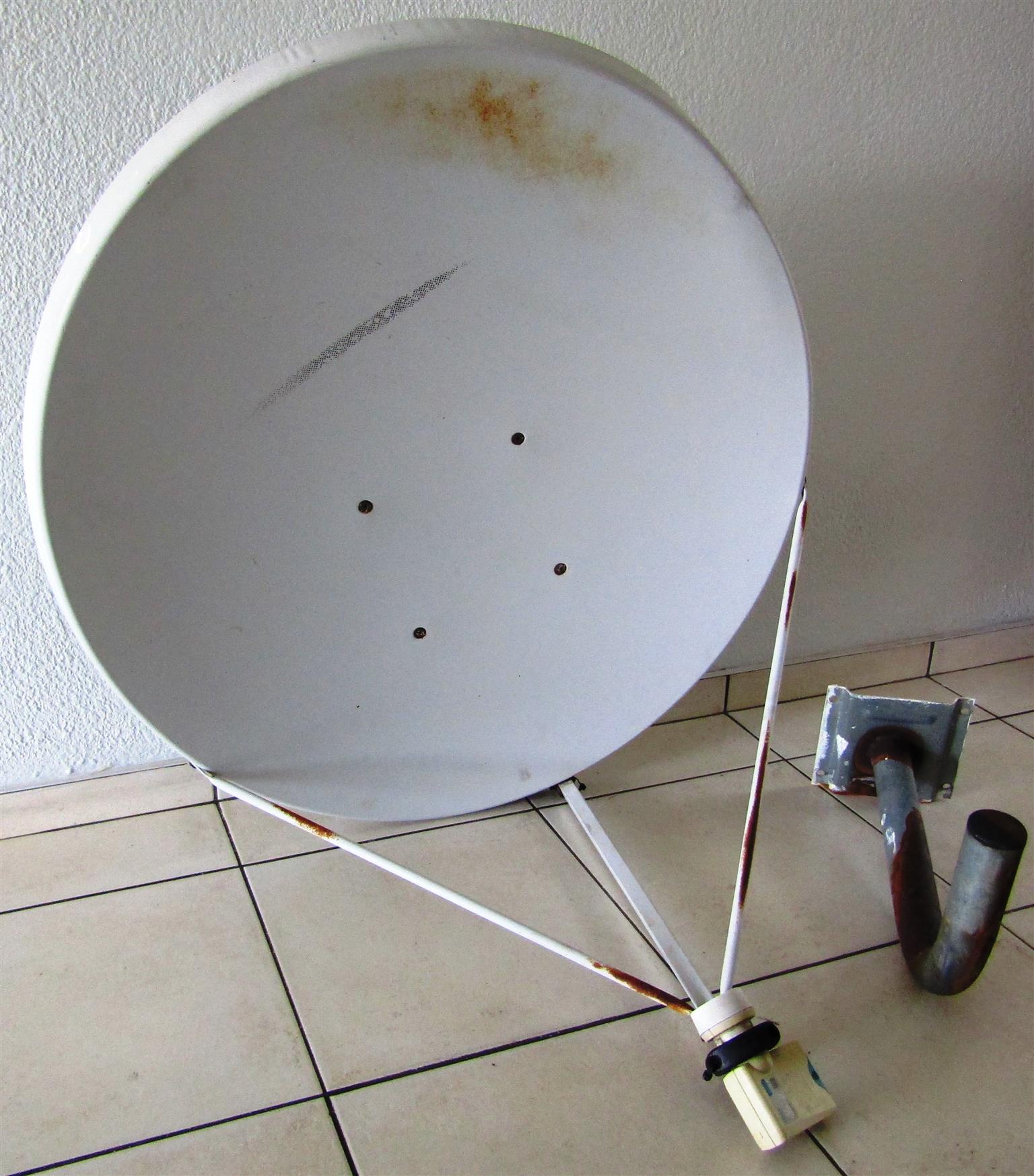 91cm Satellite Dish with Mounting Bracket - used