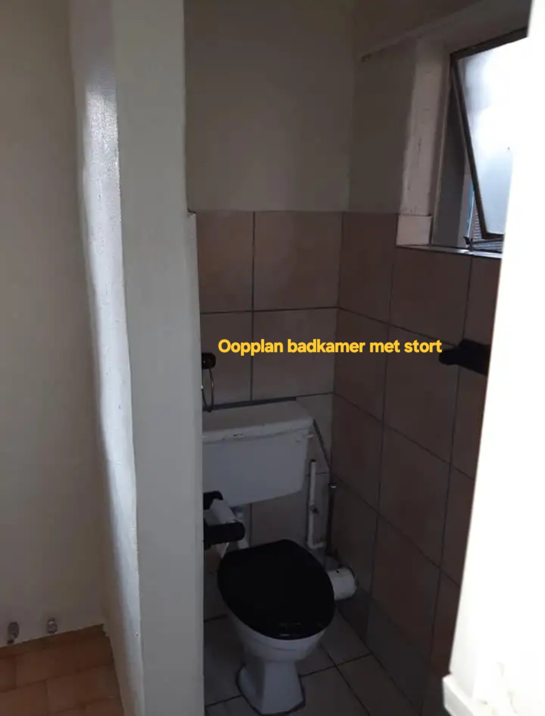 R3400 Batchelor/1slk tuinwoonstel. Oopplan sitkamer en kombuis. Klein ...