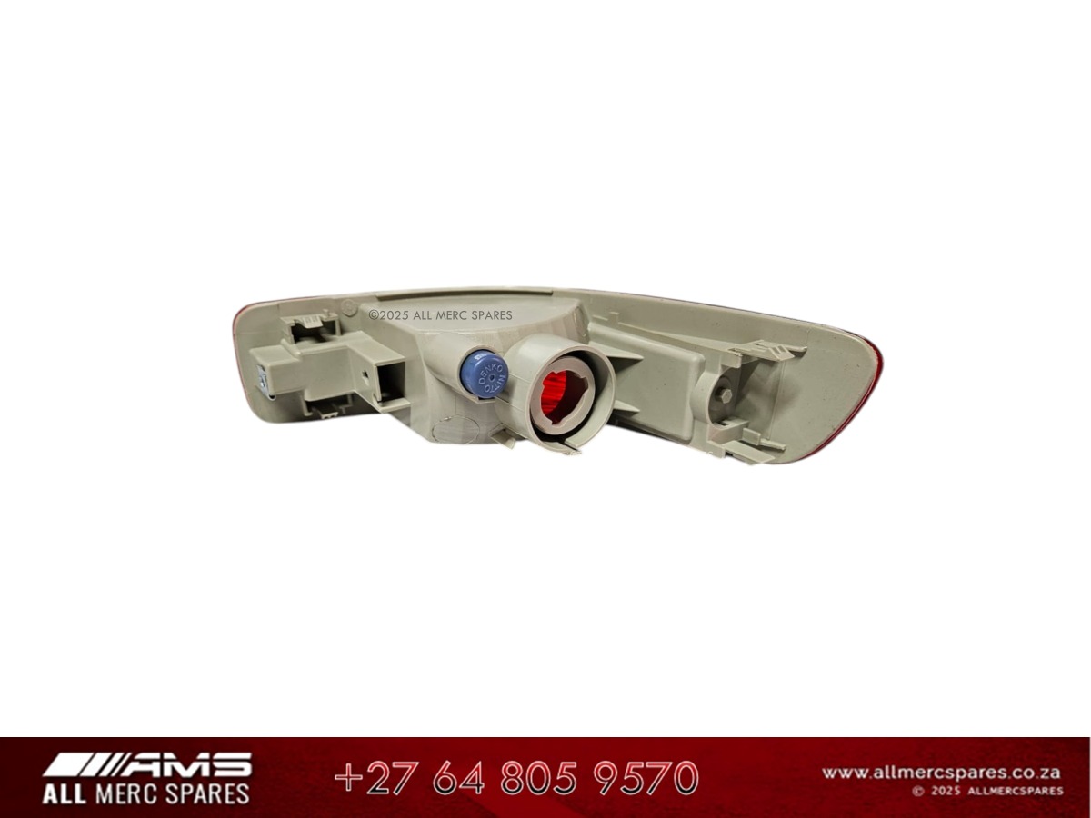 NEW MITSUBISHI OUTLANDER BUMPER REFLECTOR (RIGHT LIGHT) - Private Seller