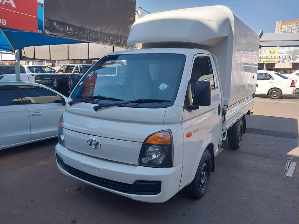 2017 HYUNDAI H100 2.6 79 000KM MANUEL DIESEL WHITE COLOR
